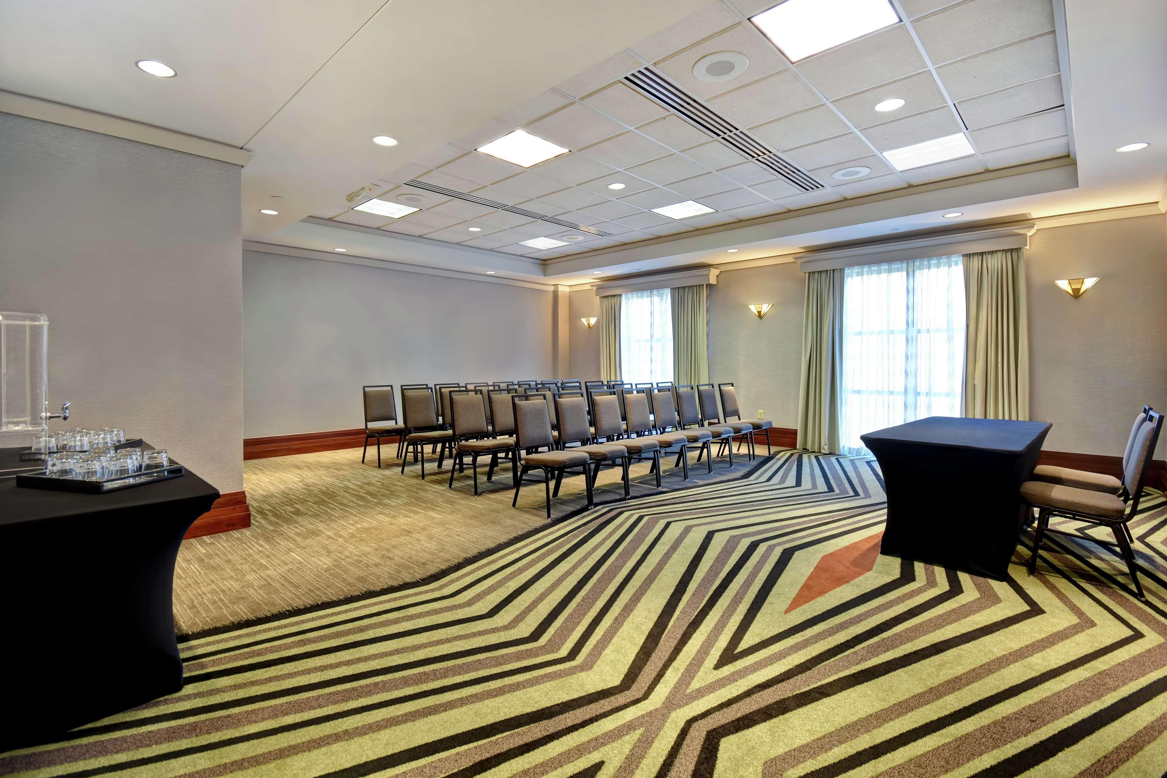 Embassy Suites Little Rock Ngoại thất bức ảnh